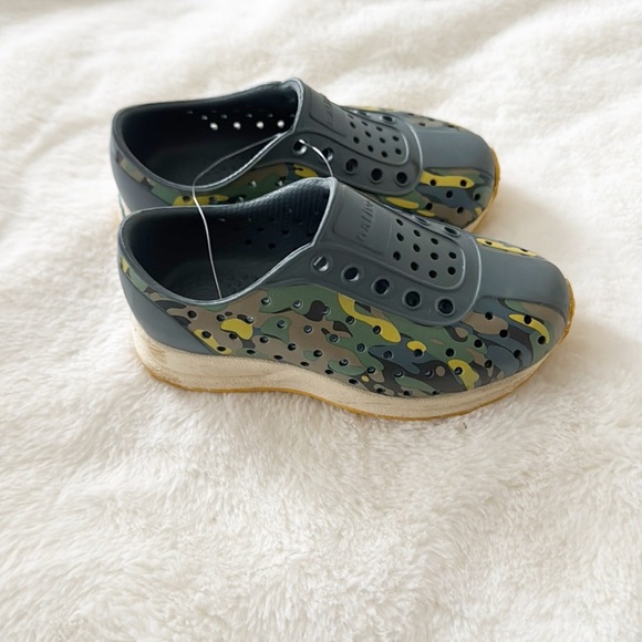 Native Shoes Kids Robbie Sugarlite camo print Shoes Cut-Out Slip-On Style - Picture 3 of 6